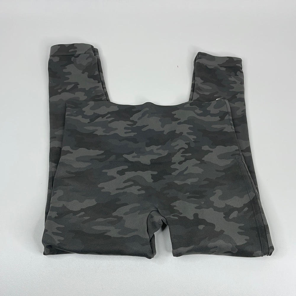 Spanx Look at Me Now Seamless Camo Cropped Leggings (M) - Picture 2 of 11